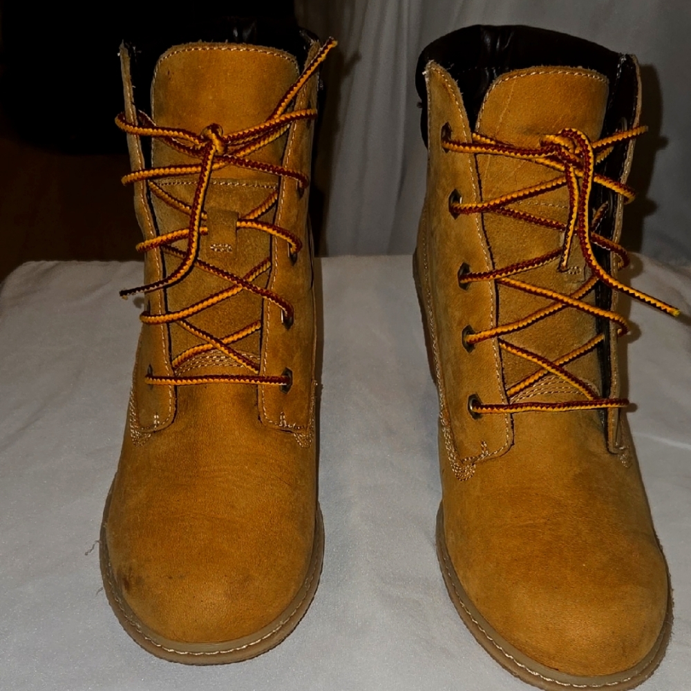 Timberland Womans Amston Wedge Heel Boots Wheat Color Size 6.5 US